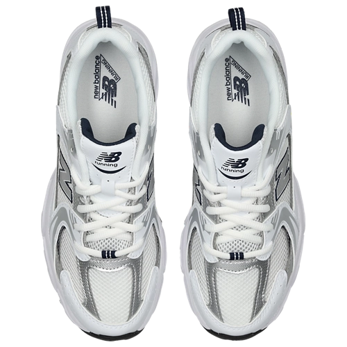 New Balance 530 en plateado blanco y azul marino